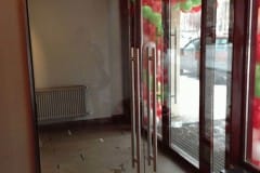 celnostekljannye-peregorodki-vinnoj-komnaty-11