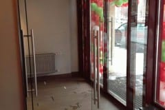 celnostekljannye-peregorodki-vinnoj-komnaty-12