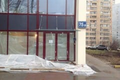 celnostekljannye-peregorodki-vinnoj-komnaty-3