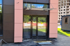 6-steklyannyj-kozyrek-na-rame-i-podvesah