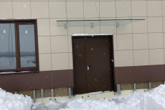 04-podvesnye-steklyannye-kozyrki-na-vantah