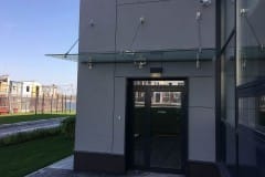 stekljannyj-kozyrek-na-podvesah-v-podmoskove-15