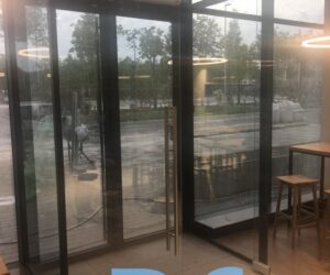 Светопрозрачные тамбуры в здании Транспортной кассы Московской канатной дороги