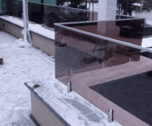 Стеклянные ограждения кровли частного дома