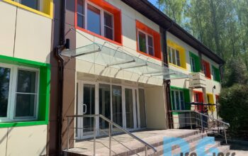 Стеклянные козырьки над входами корпуса Реабилитационного Центра «Бугорок»